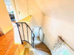 Attraktive Kapitalanlage: Charmantes Einfamilienhaus mit Garten in idyllischer Lage - Treppenaufgang