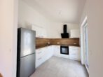 2-Zimmer-Penthousewohnung (bezugsfrei) mit Dachterrasse, EBK, Aufzug, TG-Stellplatz + Wallbox - Küche mit Einbauküche