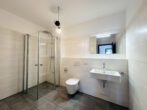 2-Zimmer-Penthousewohnung (bezugsfrei) mit Dachterrasse, EBK, Aufzug, TG-Stellplatz + Wallbox - Bad