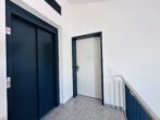 2-Zimmer-Penthousewohnung (bezugsfrei) mit Dachterrasse, EBK, Aufzug, TG-Stellplatz + Wallbox - Wohnungseingang / Aufzug
