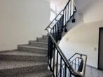 2-Zimmer-Penthousewohnung (bezugsfrei) mit Dachterrasse, EBK, Aufzug, TG-Stellplatz + Wallbox - Treppenaufgang