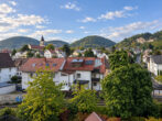 4-Zi.-Wohnung mit Dachterrasse, Einbauküche & 1 TG- + 1 Außenstellplatz – schöner Ausblick inklusive - Ausblick