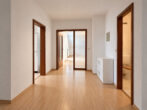 4-Zi.-Wohnung mit Dachterrasse, Einbauküche & 1 TG- + 1 Außenstellplatz – schöner Ausblick inklusive - Diele
