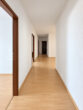 4-Zi.-Wohnung mit Dachterrasse, Einbauküche & 1 TG- + 1 Außenstellplatz – schöner Ausblick inklusive - Flur