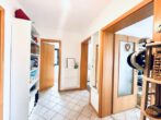 Vermietetes Mehrfamilienhaus mit 4 Wohneinheiten in ruhiger Feldrandlage - 1. OG links Flur