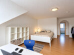 Studenten aufgepasst: Helle 1-Zimmer DG-Wohnung mit EBK - Zimmer
