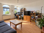 Gemütliche 2-Zimmer DG-Wohnung, ab 01.12.2026 bezugsfrei - Wohnzimmer
