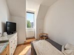 Gemütliche 2-Zimmer DG-Wohnung, ab 01.12.2026 bezugsfrei - Schlafzimmer