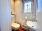 Attraktive Kapitalanlage: Charmantes Einfamilienhaus mit Garten in idyllischer Lage - Gäste WC EG