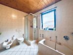 In 7 Minuten in Altenbach: Schönes 3-Familienhaus mit Ausbaupotenzial - Badezimmer OG