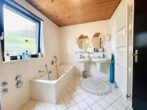 In 7 Minuten in Altenbach: Schönes 3-Familienhaus mit Ausbaupotenzial - Badezimmer OG