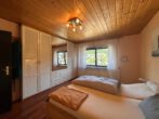 In 7 Minuten in Altenbach: Schönes 3-Familienhaus mit Ausbaupotenzial - Schlafzimmer OG