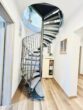 Exklusive 4-Zimmer-Maisonette: 2 Bäder, EBK, PV, Klima, Wallbox, Balkon und Garage - Treppenaufgang