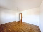 Helle 4-Zimmer-Wohnung im 1. OG mit Balkon & 2 Stellplätzen bezugsfrei in Beindersheim/ Pfalz - Zimmer 1