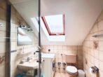 Helles WG-Zimmer im DG an ruhige Studentin ab 01.10.2025 zu vermieten - Bad