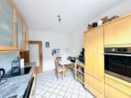 Vielseitiges Mehrfamilienhaus mit großzügiger Wohnfläche und hochwertig ausgebautem Spitzboden – ideal für Kapitalanleger und Eigennutzer - Küche EG