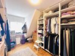 Vielseitiges Mehrfamilienhaus mit großzügiger Wohnfläche und hochwertig ausgebautem Spitzboden – ideal für Kapitalanleger und Eigennutzer - Zimmer DG