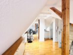 Vielseitiges Mehrfamilienhaus mit großzügiger Wohnfläche und hochwertig ausgebautem Spitzboden – ideal für Kapitalanleger und Eigennutzer - Offener Eingangsbereich Spitzboden
