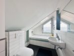 Vielseitiges Mehrfamilienhaus mit großzügiger Wohnfläche und hochwertig ausgebautem Spitzboden – ideal für Kapitalanleger und Eigennutzer - Bad Spitzboden