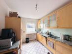 Vielseitiges Mehrfamilienhaus mit großzügiger Wohnfläche und hochwertig ausgebautem Spitzboden – ideal für Kapitalanleger und Eigennutzer - Küche EG