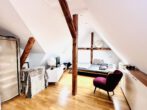 Vielseitiges Mehrfamilienhaus mit großzügiger Wohnfläche und hochwertig ausgebautem Spitzboden – ideal für Kapitalanleger und Eigennutzer - Schlafen Spitzboden
