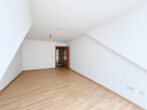 2-Zimmer-DG-Wohnung mit 2 Balkonen, 1 TG-Stellplatz bezugsfrei ab 01.02.2027 - Zimmer 2