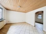 Für Liebhaber besonderer Immobilien: Kleines Einfamilienhaus mit 3 Zimmer - Wohnzimmer