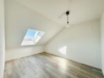 Moderne 3 Zimmer-DG Wohnung mit EBK und Balkon ab sofort - Zimmer