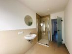 Moderne 3 Zimmer-DG Wohnung mit EBK und Balkon ab sofort - Bad