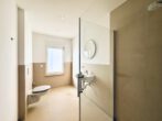 Moderne 3 Zimmer-DG Wohnung mit EBK und Balkon ab sofort - Bad