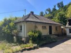 Einfamilienhaus mit Nebengebäuden auf großzügigem Areal (ca. 4.700 m²) in Hohensachsen - Vorderansicht