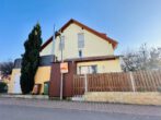 Reihenendhaus mit 4,5 Zimmern, Garten, 2 Stellplätzen & Wallbox - Westansicht