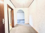Familienidyll mit Ausblick in Altenbach: Haus mit Einliegerwohnung und flexibler Nutzung - Flur UG