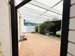 Familienidyll mit Ausblick in Altenbach: Haus mit Einliegerwohnung und flexibler Nutzung - Überdachte Terrasse