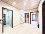 Familienidyll mit Ausblick in Altenbach: Haus mit Einliegerwohnung und flexibler Nutzung - Eingangsbereich UG