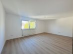 Bezugsfreie 3-Zi.-Wohnung (2. OG) mit gepflegter Ausstattung und Einbauküche–zentral in Dossenheim - Wohnzimmer