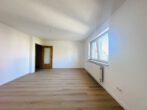 Bezugsfreie 3-Zi.-Wohnung (2. OG) mit gepflegter Ausstattung und Einbauküche–zentral in Dossenheim - Wohnzimmer