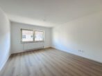 Bezugsfreie 3-Zi.-Wohnung (2. OG) mit gepflegter Ausstattung und Einbauküche–zentral in Dossenheim - Zimmer 1