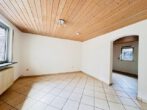 Für Liebhaber besonderer Immobilien: Kleines Einfamilienhaus mit 3 Zimmer - Wohnzimmer