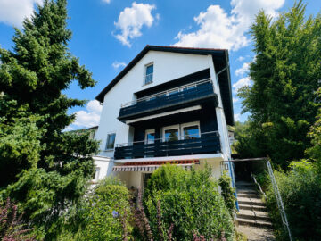 Lichtdurchflutete 4-Zi.-Wohnung mit Wärmepumpe, zwei Balkonen & Einzelgarage – bezugsfrei, 69221 Dossenheim, Etagenwohnung