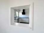 Lichtdurchflutete 4-Zi.-Wohnung mit Wärmepumpe, zwei Balkonen & Einzelgarage – bezugsfrei - Durchreiche
