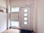 Lichtdurchflutete 4-Zi.-Wohnung mit Wärmepumpe, zwei Balkonen & Einzelgarage – bezugsfrei - Hauseingang