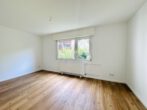 Lichtdurchflutete 4-Zi.-Wohnung mit Wärmepumpe, zwei Balkonen & Einzelgarage – bezugsfrei - Zimmer 1