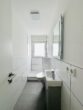 Lichtdurchflutete 4-Zi.-Wohnung mit Wärmepumpe, zwei Balkonen & Einzelgarage – bezugsfrei - Gäste-WC mit Dusche