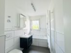 Lichtdurchflutete 4-Zi.-Wohnung mit Wärmepumpe, zwei Balkonen & Einzelgarage – bezugsfrei - Bad mit Wanne