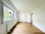 Lichtdurchflutete 4-Zi.-Wohnung mit Wärmepumpe, zwei Balkonen & Einzelgarage – bezugsfrei - Zimmer 1
