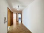 Ruhige 3-Zimmer DG-Wohnung mit Balkon, EBK und Garage - Flur
