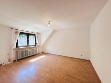 Ruhige 3-Zimmer DG-Wohnung mit Balkon, EBK und Garage, 69221 Dossenheim, Etagenwohnung