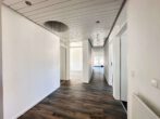 Schriesheim-Altenbach: Moderne Bürofläche mit großer Dachterrasse, 6 Zimmern & 2 Carports - Flur
