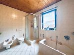 In 7 Minuten in Altenbach: Schönes 3-Familienhaus mit Ausbaupotenzial - Badezimmer OG